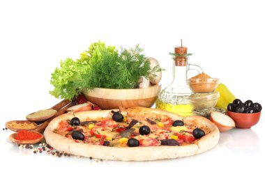 güzel pizza, sebze, baharat ve yağ üzerinde beyaz izole