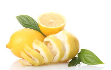 olgunlaşmış yapraklar üzerinde beyaz izole limon