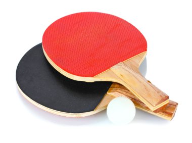 Ping-pong raketleri ve topu, beyaz üzerine izole edilmiş.