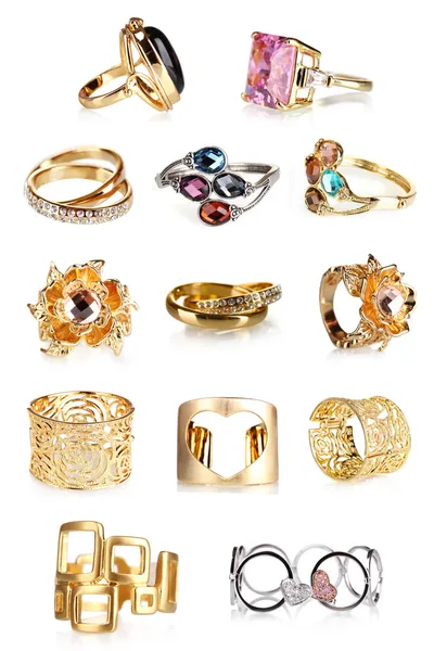 Красивые золотые кольца и браслеты коллекции изолированы на белом — стоковое фото