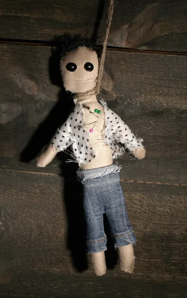 Felakasztották a voodoo baba-fiú fából készült háttér — Stock Fotó