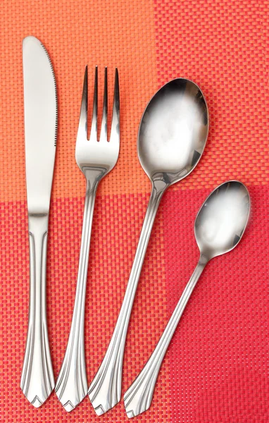 Forchetta, cucchiaio e coltello in un panno rosso — Foto Stock