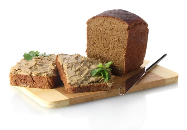 Pate fresco no pão na placa de madeira isolada no branco — Fotografia de Stock