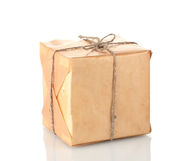 Pequeño paquete envuelto en papel marrón atado con cordel aislado en blanco —  Fotos de Stock