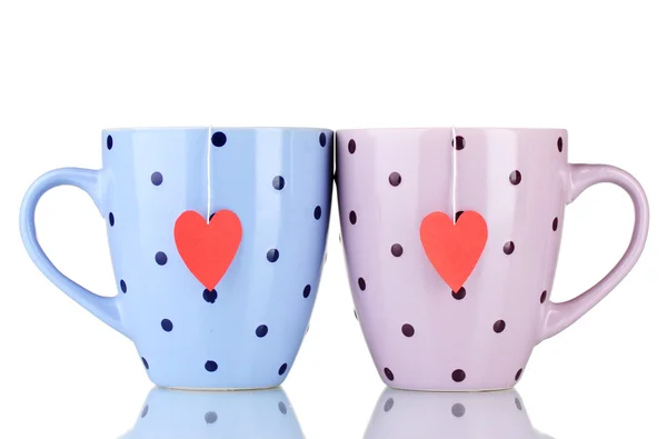Iki bardak ve çay poşetleri ile üzerine beyaz izole kırmızı kalp şeklinde etiket — Stok fotoğraf