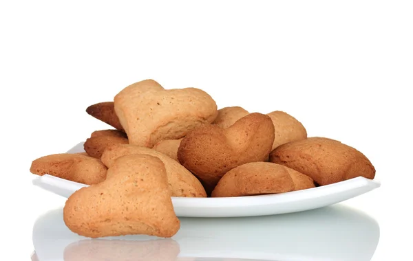 Herzförmige Kekse auf weißem Teller isoliert auf weißem Teller — Stockfoto