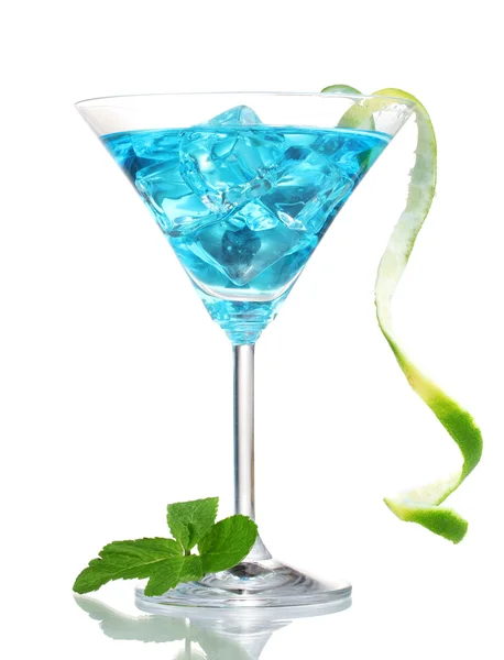 蓝色鸡尾酒马天尼杯加冰上白色隔离 — 图库照片