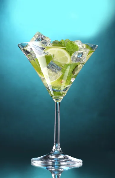 Glas Cocktail mit Limette und Minze auf blauem Hintergrund — Stockfoto