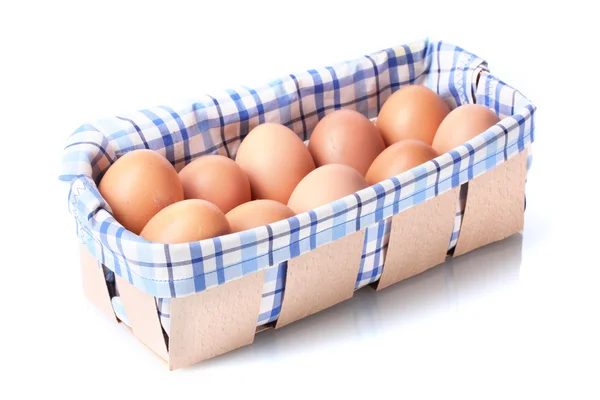 Коричневые яйца в коробке изолированы на белом — стоковое фото