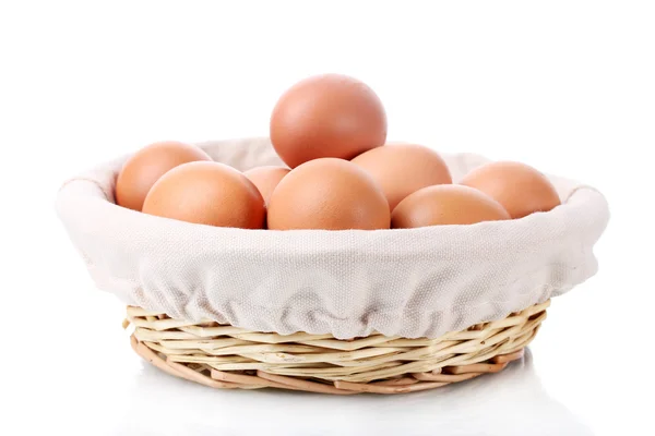 Braune Eier im Korb isoliert auf weiß — Stockfoto