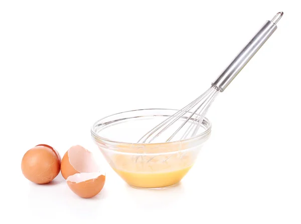 Yumurta ve yumurta üzerinde beyaz izole kase için metal çırpma teli — Stok fotoğraf
