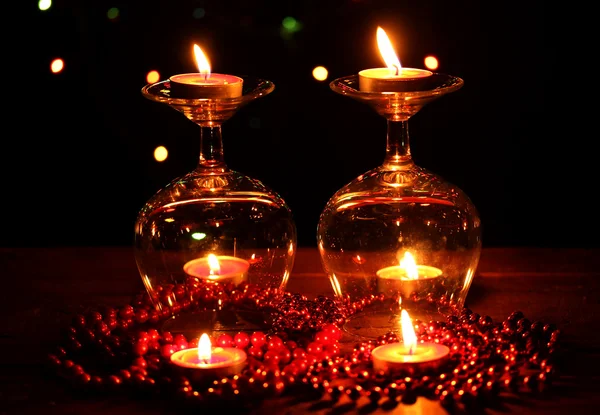 Incredibile composizione di candele su tavolo di legno su sfondo luminoso — Foto Stock