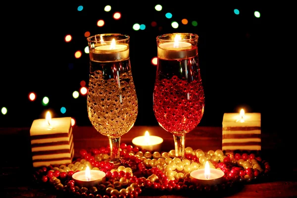 Дивовижна композиція свічок і окулярів на дерев'яному столі на яскравому фоні — стокове фото