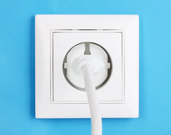 Toma eléctrica blanca con enchufe en la pared — Foto de Stock