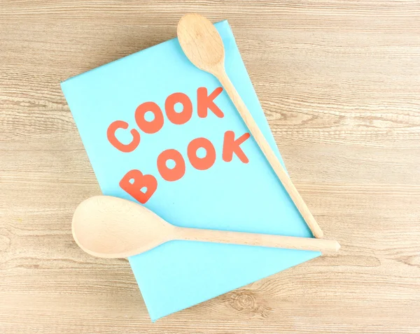 Libro di cucina e utensili da cucina su sfondo di legno — Foto Stock