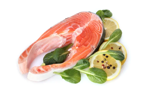 Röd fisk med citron, gröna blad och peppar isolerad på vit — Stockfoto
