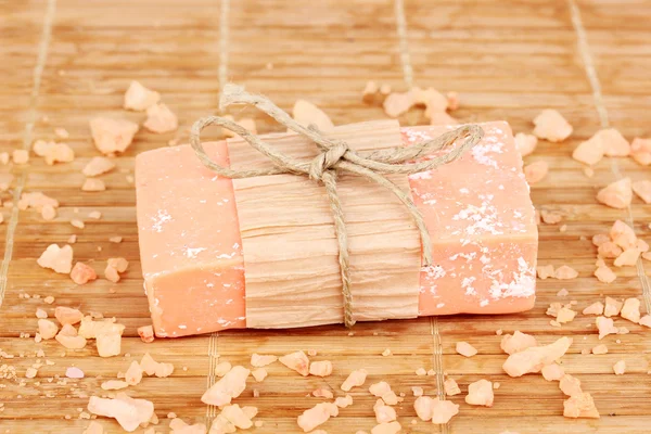 Jabón natural hecho a mano sobre estera de madera —  Fotos de Stock