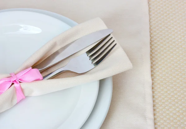 Configuração de mesa com garfo, faca, pratos e guardanapo — Fotografia de Stock