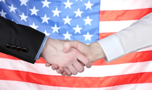 美国国旗背景上商务握手 — 图库照片