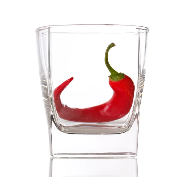 Ardei iute roșu fierbinte în sticlă izolat pe alb — Fotografie, imagine de stoc