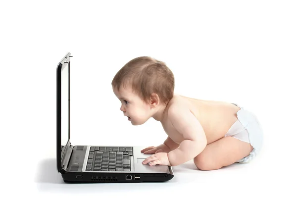 Şirin Bebek kız ve üzerinde beyaz izole laptop — Stok fotoğraf
