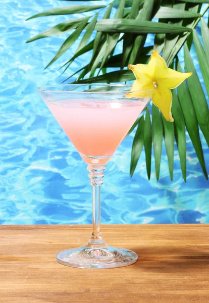 Glas cocktail op blauwe zee achtergrond — Stockfoto