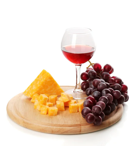 Wein im Weinglas und Käse isoliert auf weiß — Stockfoto