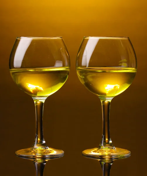 Weinglas auf braunem Hintergrund — Stockfoto
