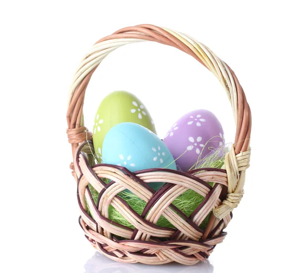 Koš s velikonočními vejci izolovanými na bílém — Stock fotografie