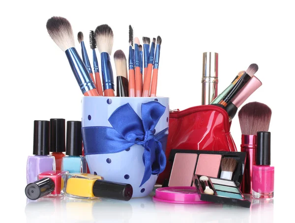 Make-up penslar i kopp och kosmetika isolerad på vit — Stockfoto