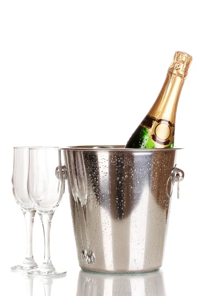 Botella de champán en cubo y copas aisladas en blanco — Foto de Stock