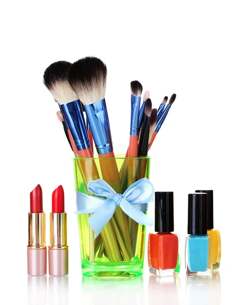 Make-up borstels in cup en cosmetica geïsoleerd op wit — Stockfoto