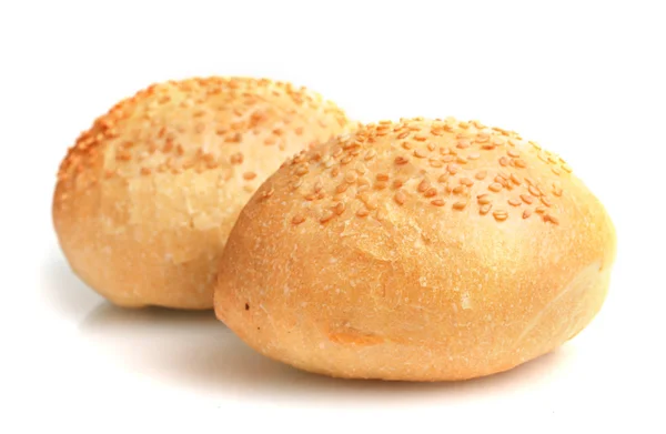 Délicieux petits pains aux graines de sésame isolés sur blanc — Photo