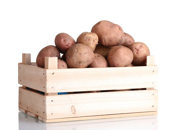 Batatas cruas em uma caixa de madeira isolada em branco — Fotografia de Stock