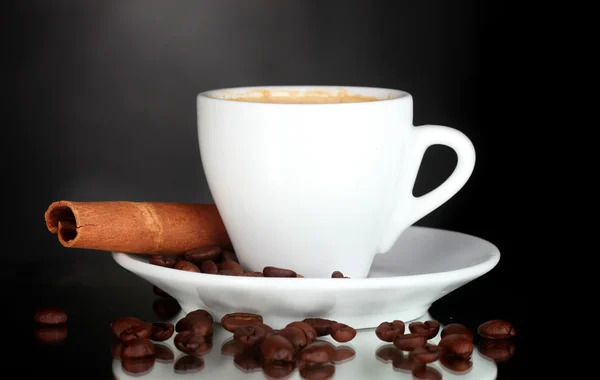 黒の背景にコーヒー、シナモン、コーヒー豆のカップ — ストック写真