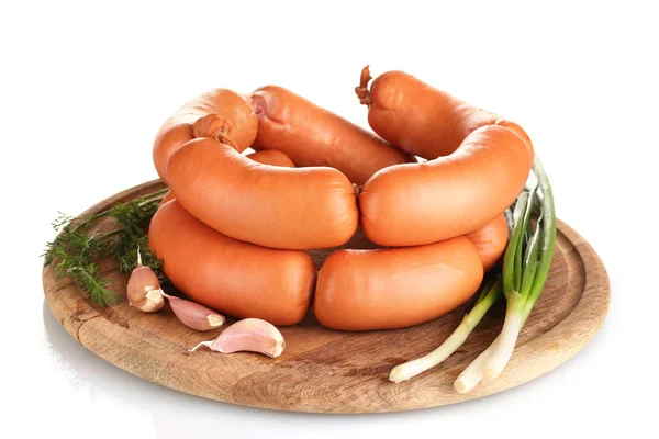Gustose salsicce su tavola di legno, aglio, aneto e isolamento di cipolla verde su bianco — Foto Stock