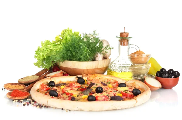 Leckere Pizza, Gemüse, Gewürze und Öl isoliert auf weiß — Stockfoto