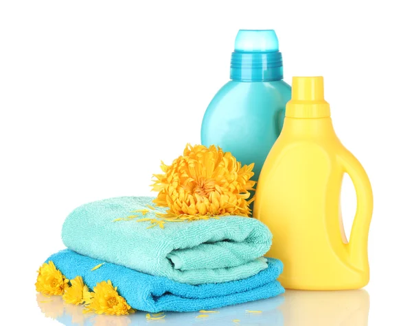 Handdoek en schoonmaken geïsoleerd op wit — Stockfoto