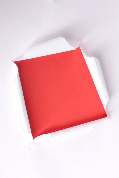 Zerrissenes Papier mit rotem Hintergrund — Stockfoto
