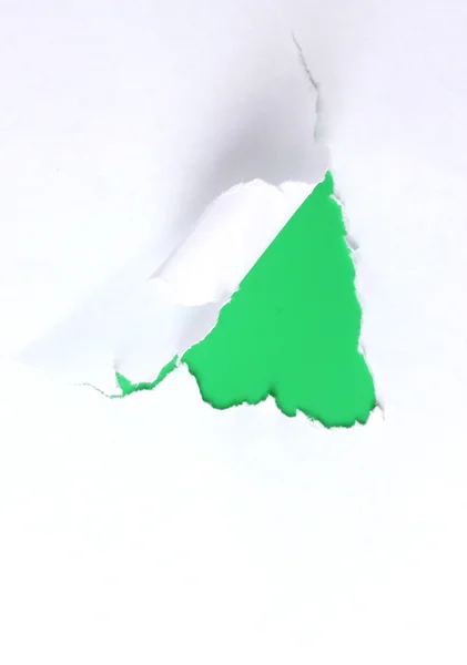 Порванная бумага на зеленом фоне — стоковое фото