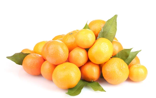 Mandarinen mit Blättern isoliert auf weiß — Stockfoto