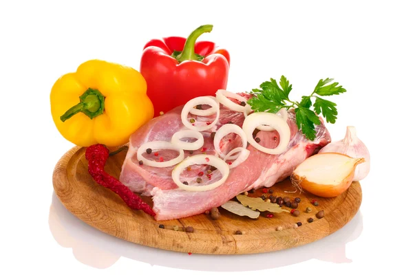 Ωμό κρέας και τα λαχανικά σε έναν ξύλινο πίνακα που απομονώνονται σε Γουίτ; — Φωτογραφία Αρχείου