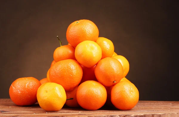 Mandarines sur table en bois sur fond marron — Photo