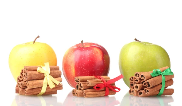Kaneelstokjes en appels geïsoleerd op wit — Stockfoto