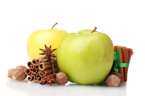 Palitos de canela, maçãs, noz-moscada e anis isolados sobre branco — Fotografia de Stock