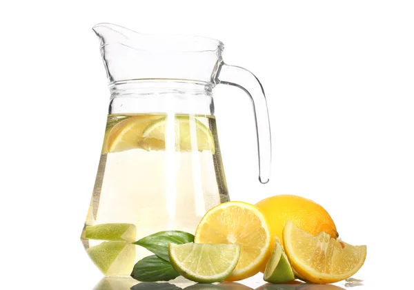 Dzban lemoniady, limonki i cytryny na białym tle — Zdjęcie stockowe