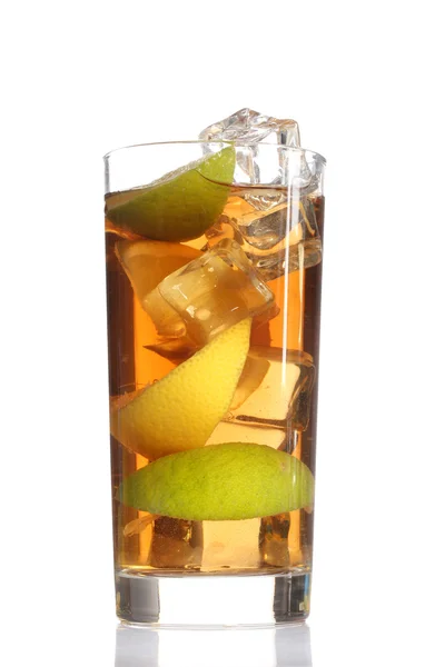 冰的茶与柠檬和酸橙白色上孤立 — 图库照片