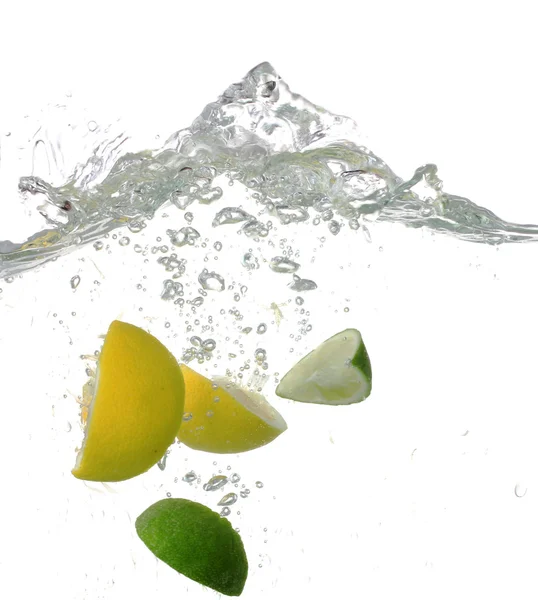 Fatias de limão e limão na água — Fotografia de Stock
