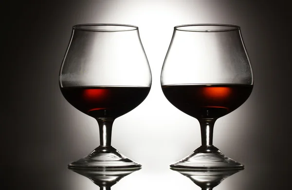 Deux verres de cognac sur fond gris — Photo