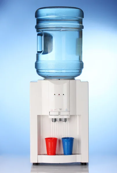 青色の背景に電気の水クーラー — ストック写真